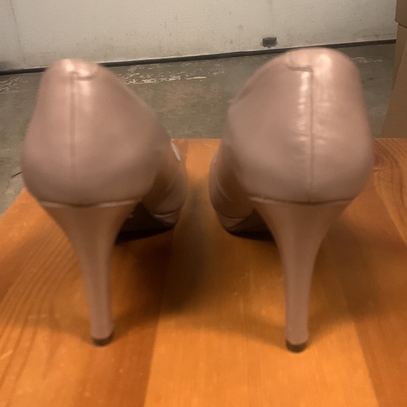 Bandolino Patent Leather Nude Pump Closed Toe Heels, Women Size 7 - Picture 9 of 15